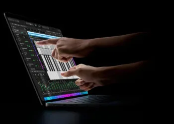 MacBook Pro Touch abschalten: Zwei Hände spielen auf dem Display eines MacBook Pro mit PROLED XDR Display eine Bildschirmtastatur in Logic Pro