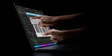 MacBook Pro Touch abschalten: Zwei Hände spielen auf dem Display eines MacBook Pro mit PROLED XDR Display eine Bildschirmtastatur in Logic Pro