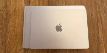 MacBook Ultra im Vergleich: drei aktuelle MacBook-Modelle mit 16, 15 und 13 Zoll aufeinander auf einem Holztisch