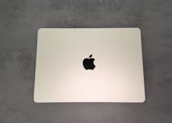Zugeklapptes MacBook in Silber von oben auf grauer Steinplatte, ein Vorgeschmack auf das MacBook Ultra mit OLED-Touchdisplay, das noch nicht vorgestellt ist