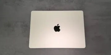 Zugeklapptes MacBook in Silber von oben auf grauer Steinplatte, ein Vorgeschmack auf das MacBook Ultra mit OLED-Touchdisplay, das noch nicht vorgestellt ist