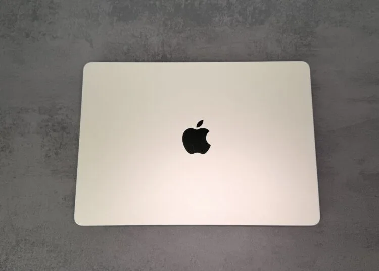 Zugeklapptes MacBook in Silber von oben auf grauer Steinplatte, ein Vorgeschmack auf das MacBook Ultra mit OLED-Touchdisplay, das noch nicht vorgestellt ist