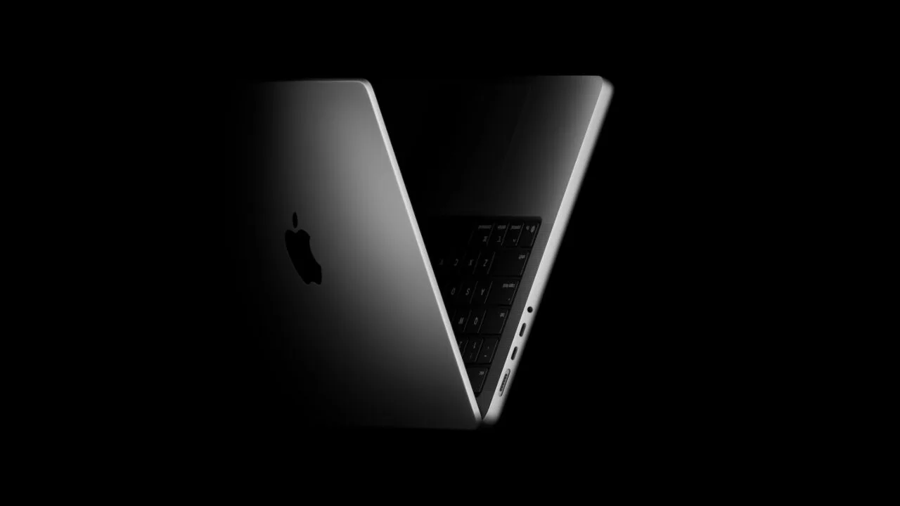 Halb geöffnetes MacBook Pro 14 Zoll vor schwarzem Hintergrund – macOS 27.2 bereitet Touch-Gesten für den Mac vor