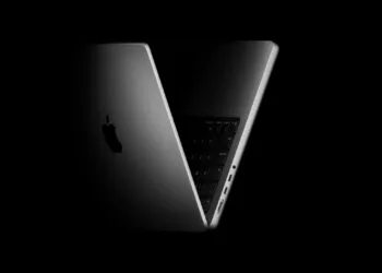 Halb geöffnetes MacBook Pro 14 Zoll vor schwarzem Hintergrund – macOS 27.2 bereitet Touch-Gesten für den Mac vor