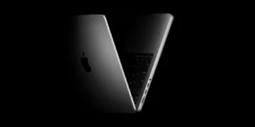 Halb geöffnetes MacBook Pro 14 Zoll vor schwarzem Hintergrund – macOS 27.2 bereitet Touch-Gesten für den Mac vor