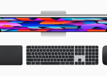 Magic Mouse Intel-Macs: Studio Display von oben mit Magic Trackpad, Magic Keyboard und Magic Mouse in Schwarz