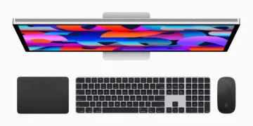 Magic Mouse Intel-Macs: Studio Display von oben mit Magic Trackpad, Magic Keyboard und Magic Mouse in Schwarz