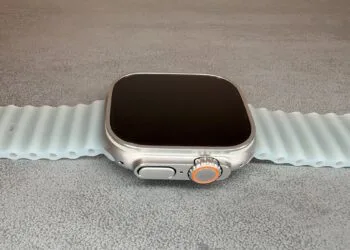 Masimo Apple: Apple Watch Ultra mit Ocean Armband liegt auf grauem Untergrund