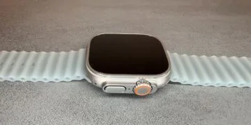 Masimo Apple: Apple Watch Ultra mit Ocean Armband liegt auf grauem Untergrund