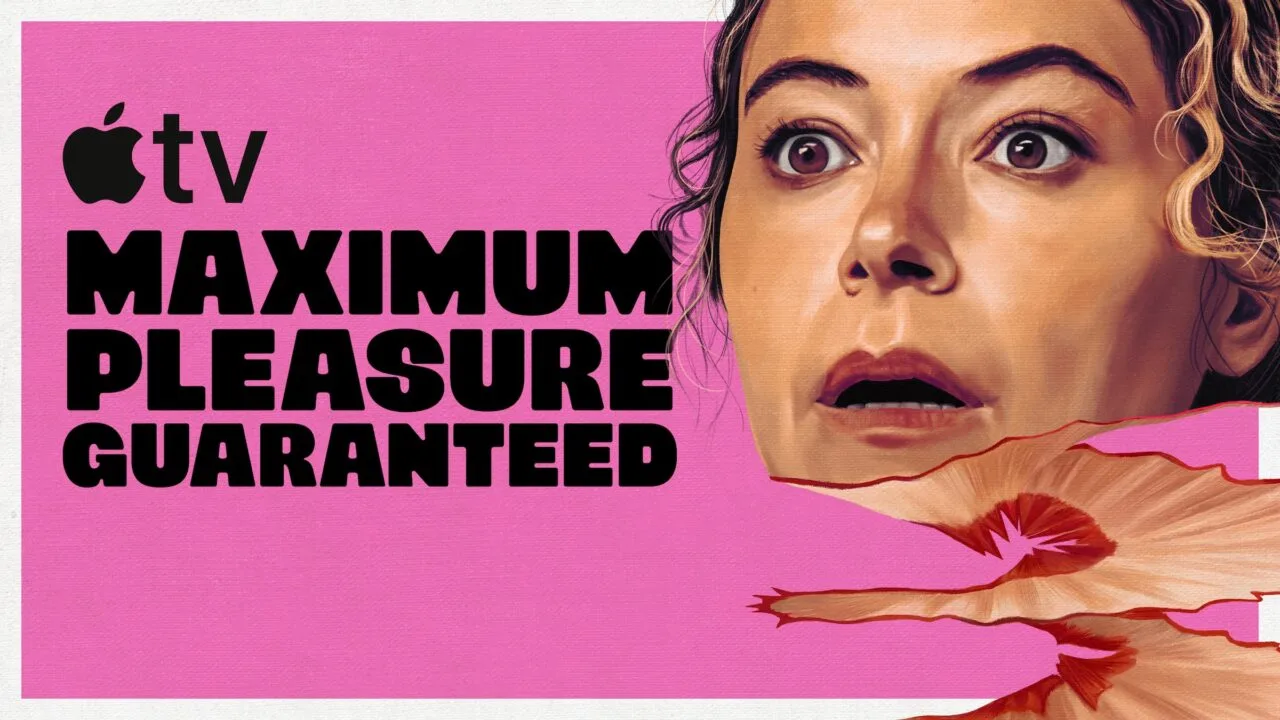 Maximum Pleasure Guaranteed Staffel 2: gemaltes Porträt von Tatiana Maslany mit erschrockenem Blick neben dem Serientitel auf pinkem Grund
