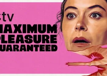 Maximum Pleasure Guaranteed Staffel 2: gemaltes Porträt von Tatiana Maslany mit erschrockenem Blick neben dem Serientitel auf pinkem Grund