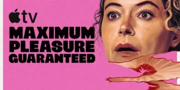Maximum Pleasure Guaranteed Staffel 2: gemaltes Porträt von Tatiana Maslany mit erschrockenem Blick neben dem Serientitel auf pinkem Grund