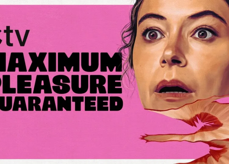Maximum Pleasure Guaranteed Staffel 2: gemaltes Porträt von Tatiana Maslany mit erschrockenem Blick neben dem Serientitel auf pinkem Grund