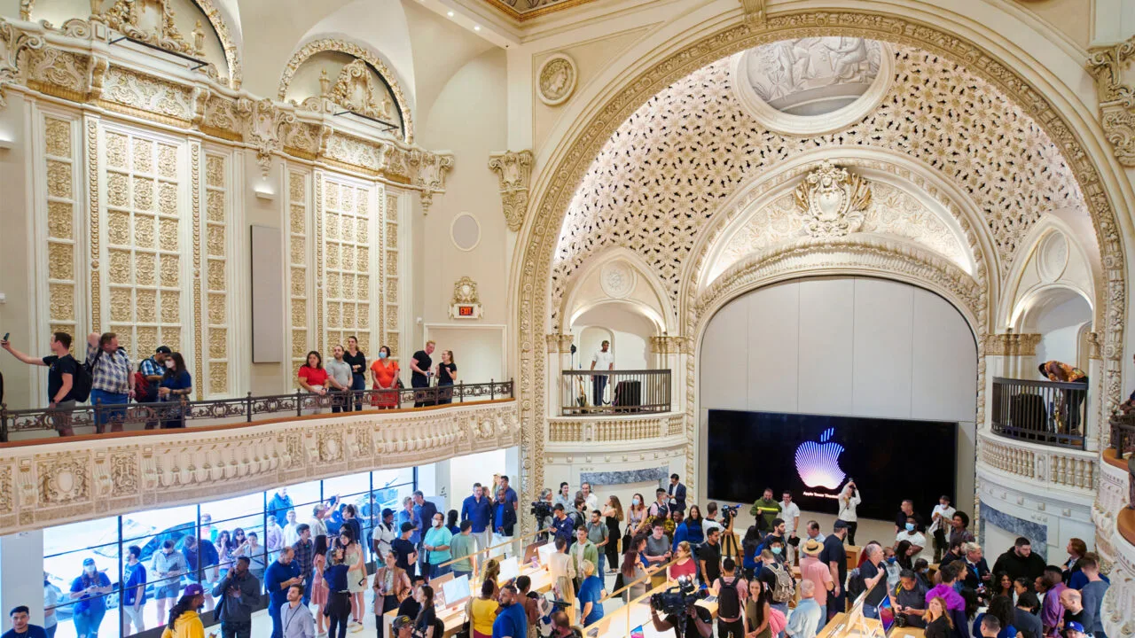 Neue Macs und iPad mini: Besucher und Kamerateams im Apple Tower Theatre in Los Angeles, dahinter die Bühne mit leuchtendem Apple-Logo