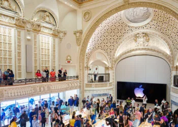 Neue Macs und iPad mini: Besucher und Kamerateams im Apple Tower Theatre in Los Angeles, dahinter die Bühne mit leuchtendem Apple-Logo
