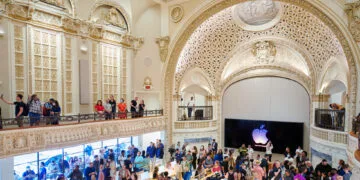 Neue Macs und iPad mini: Besucher und Kamerateams im Apple Tower Theatre in Los Angeles, dahinter die Bühne mit leuchtendem Apple-Logo