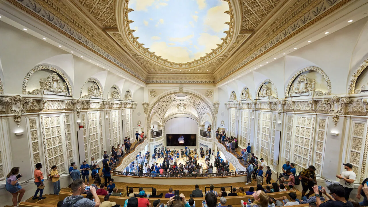 Neue Macs und iPad mini sollen in Los Angeles gezeigt werden: Der Apple Store Tower Theatre mit verzierter Kuppel, Galerie und vielen Besuchern vor der Bühne mit Apple-Logo
