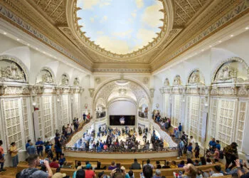 Neue Macs und iPad mini sollen in Los Angeles gezeigt werden: Der Apple Store Tower Theatre mit verzierter Kuppel, Galerie und vielen Besuchern vor der Bühne mit Apple-Logo