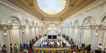 Neue Macs und iPad mini sollen in Los Angeles gezeigt werden: Der Apple Store Tower Theatre mit verzierter Kuppel, Galerie und vielen Besuchern vor der Bühne mit Apple-Logo
