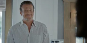 Vor Shrinking Staffel 4: Jason Segel als Jimmy in einer früheren Folge, lächelnd in einer Küche, rechts unscharf eine Person im Vordergrund