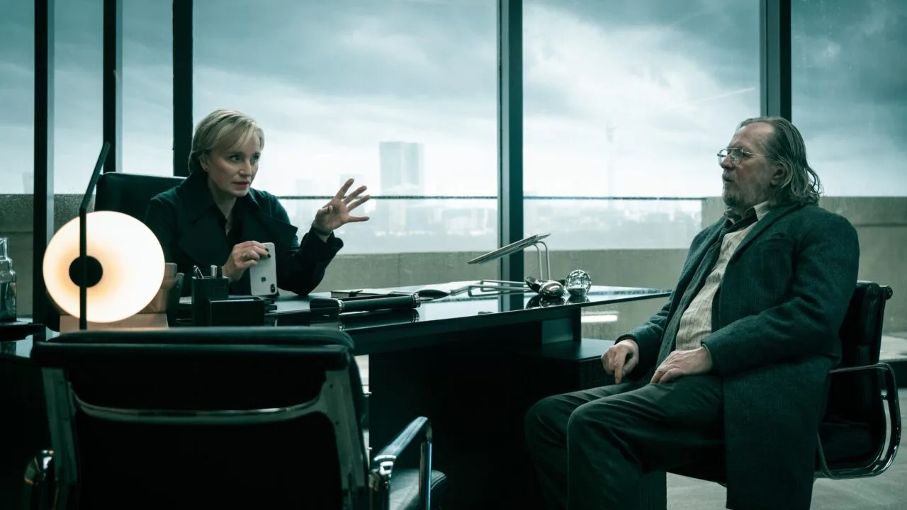 Kristin Scott Thomas als Diana Taverner und Gary Oldman als Jackson Lamb im Büro – Szene aus der sechsten Staffel zum Slow Horses Finale