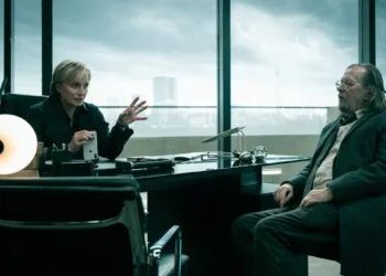 Kristin Scott Thomas als Diana Taverner und Gary Oldman als Jackson Lamb im Büro – Szene aus der sechsten Staffel zum Slow Horses Finale