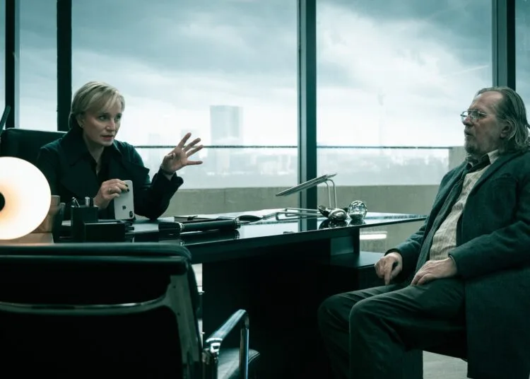 Kristin Scott Thomas als Diana Taverner und Gary Oldman als Jackson Lamb im Büro – Szene aus der sechsten Staffel zum Slow Horses Finale