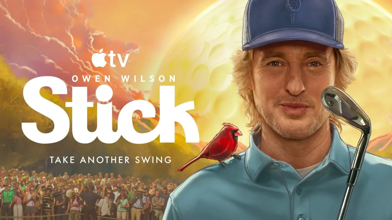 Key Art zu Stick Staffel 2: Owen Wilson als Pryce Cahill mit Golfschläger, ein roter Kardinal auf seiner Schulter, links Zuschauer am Golfplatz