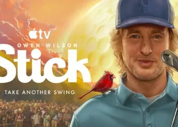Key Art zu Stick Staffel 2: Owen Wilson als Pryce Cahill mit Golfschläger, ein roter Kardinal auf seiner Schulter, links Zuschauer am Golfplatz