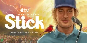 Key Art zu Stick Staffel 2: Owen Wilson als Pryce Cahill mit Golfschläger, ein roter Kardinal auf seiner Schulter, links Zuschauer am Golfplatz