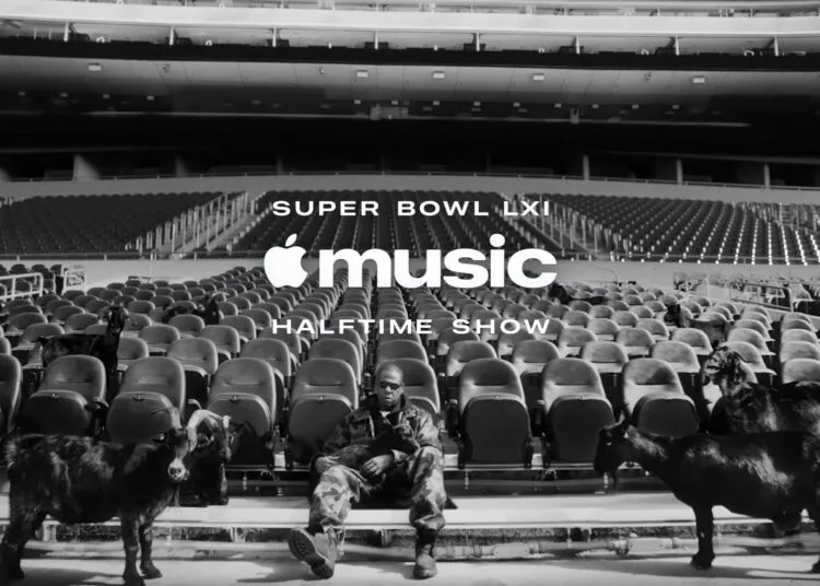 Super Bowl LXI Jay-Z: Der Rapper sitzt in Tarnkleidung auf einer leeren Stadiontribüne zwischen schwarzen Ziegen, darüber der Schriftzug der Apple Music Halftime Show