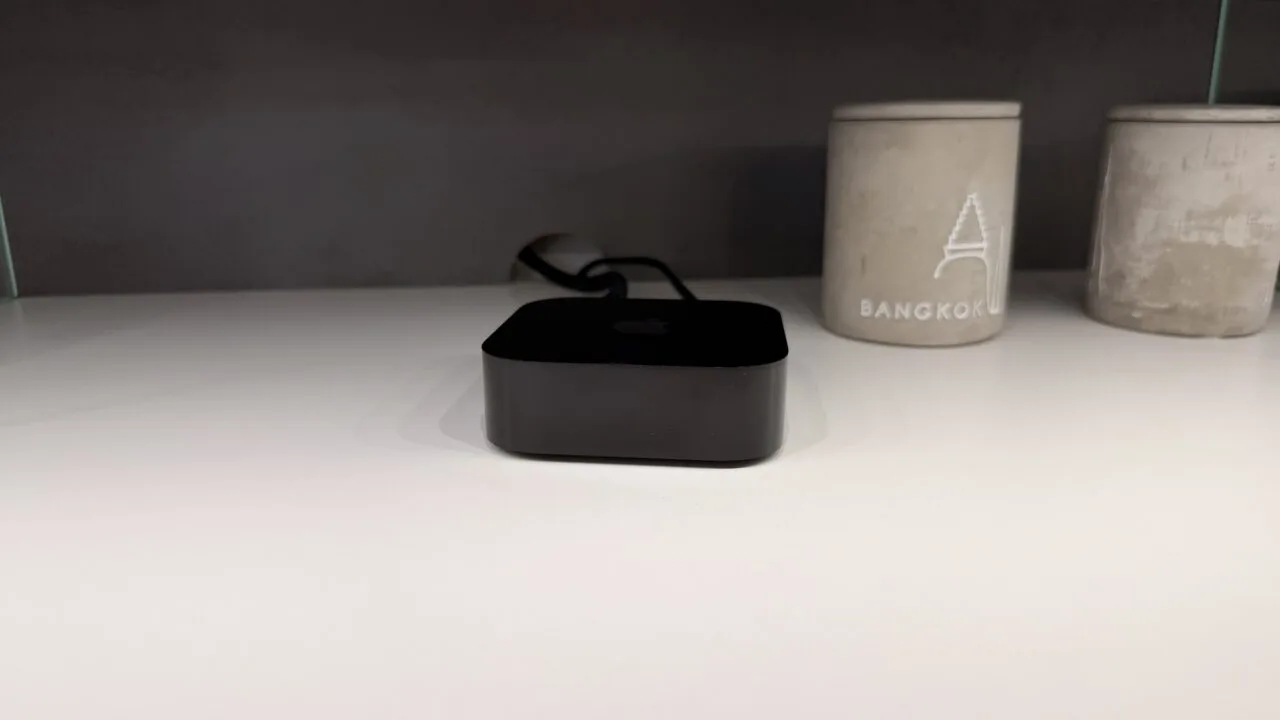 Apple TV 4K der dritten Generation auf einem weißen Regal – Code in tvOS 27.2 deutet auf Apple Intelligence für das Nachfolgemodell