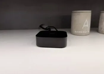 Apple TV 4K der dritten Generation auf einem weißen Regal – Code in tvOS 27.2 deutet auf Apple Intelligence für das Nachfolgemodell