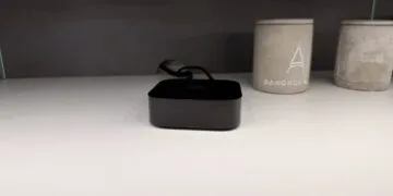 Apple TV 4K der dritten Generation auf einem weißen Regal – Code in tvOS 27.2 deutet auf Apple Intelligence für das Nachfolgemodell
