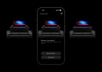 HomePod Surround: iPhone mit Einrichtungsbildschirm für das Heimkino, daneben drei Aufstellungen mit vier HomePods rund um ein Sofa vor einem Fernseher