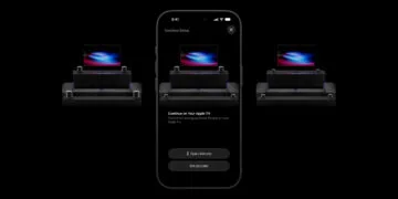 HomePod Surround: iPhone mit Einrichtungsbildschirm für das Heimkino, daneben drei Aufstellungen mit vier HomePods rund um ein Sofa vor einem Fernseher